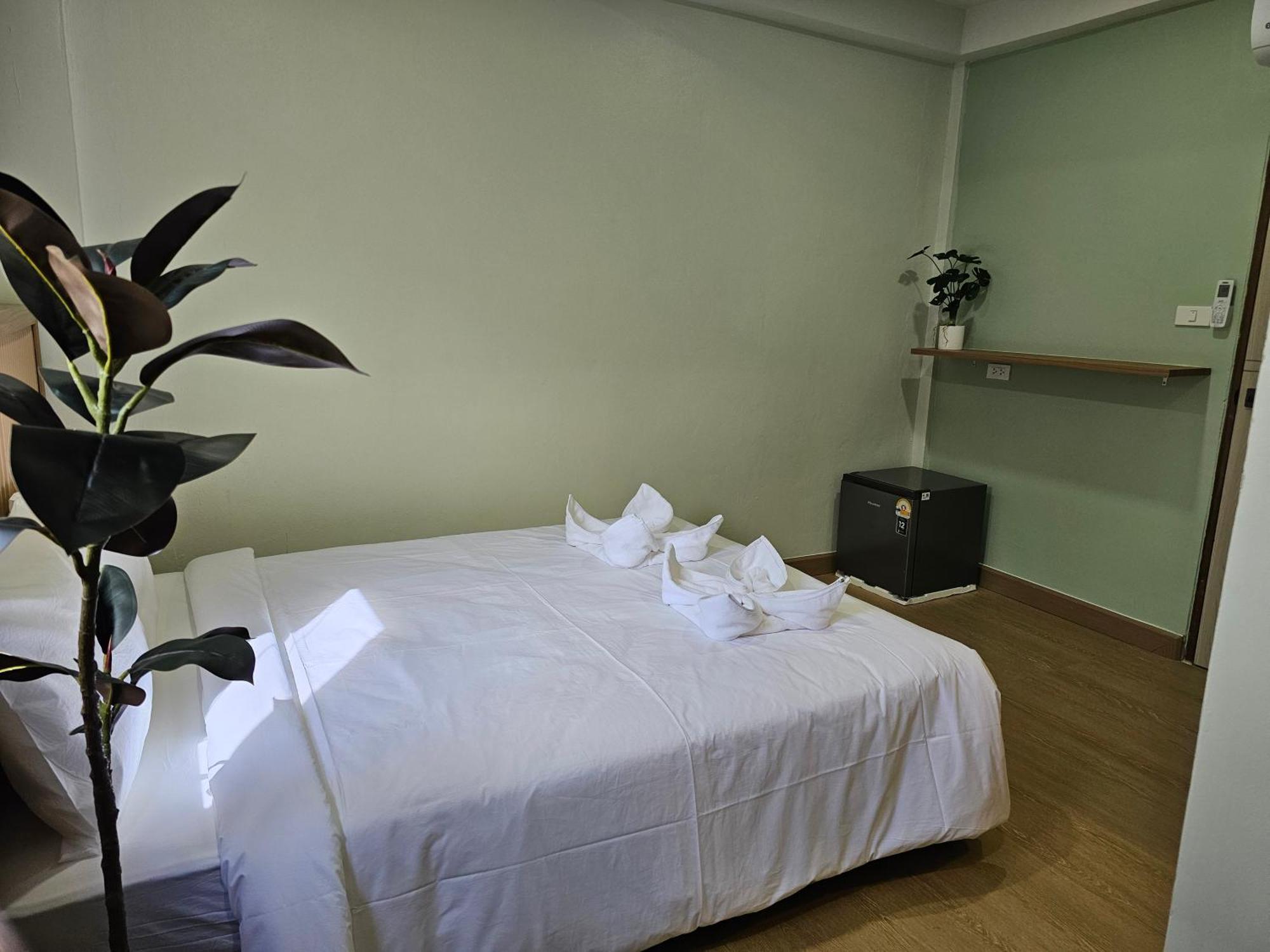 Lub Nai Hostel Patong Номер фото