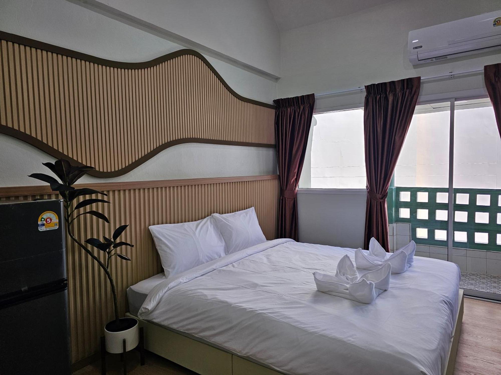 Lub Nai Hostel Patong Номер фото