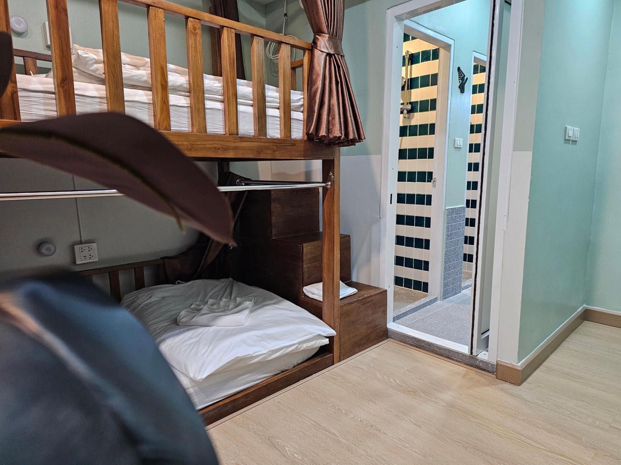 Lub Nai Hostel Patong Номер фото