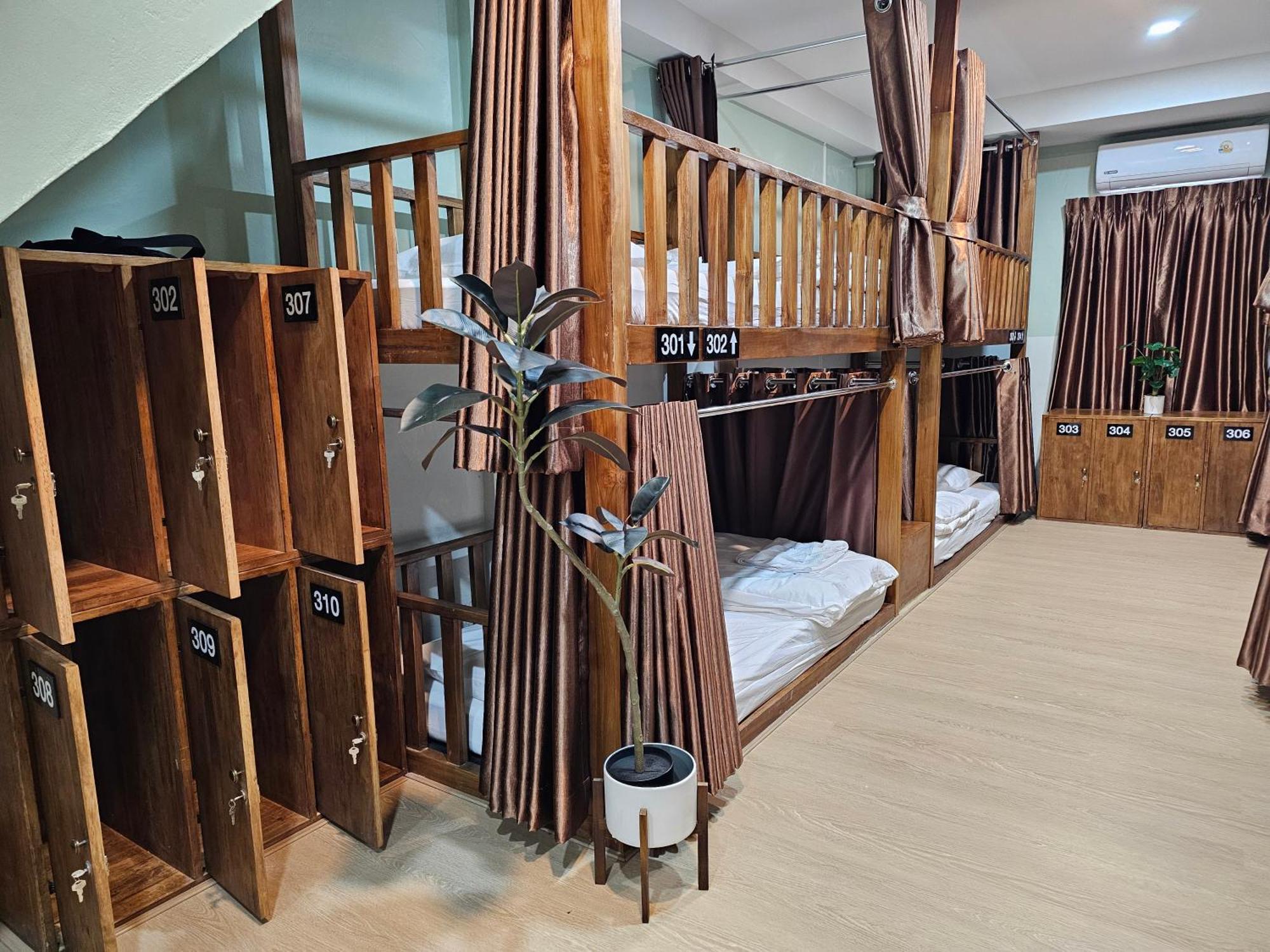 Lub Nai Hostel Patong Номер фото