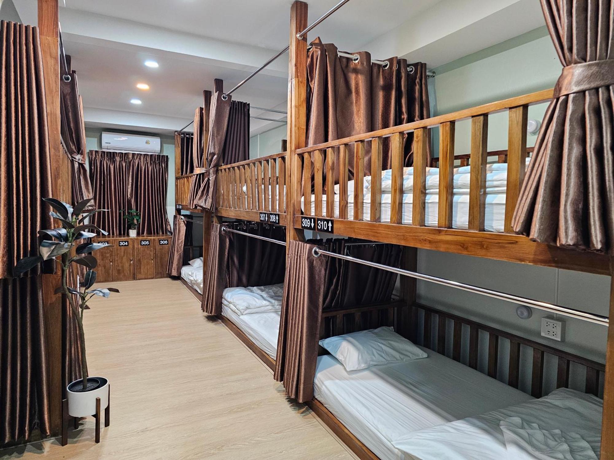 Lub Nai Hostel Patong Номер фото